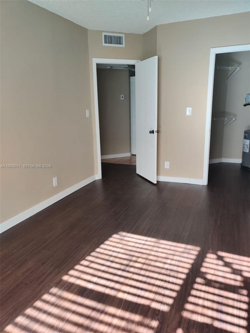 8290 Lake Dr, Unit 509, Doral, FL 33166 Photo