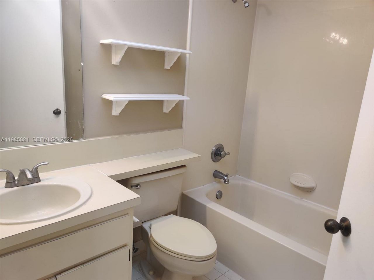 8290 Lake Dr, Unit 509, Doral, FL 33166 Photo