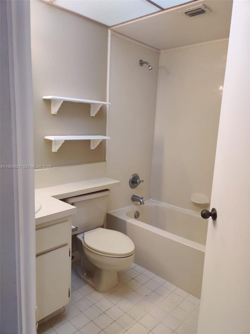 8290 Lake Dr, Unit 509, Doral, FL 33166 Photo