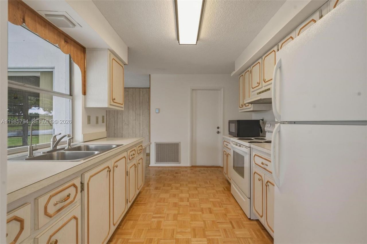 9306 NW 80th St, Tamarac, FL 33321 Photo