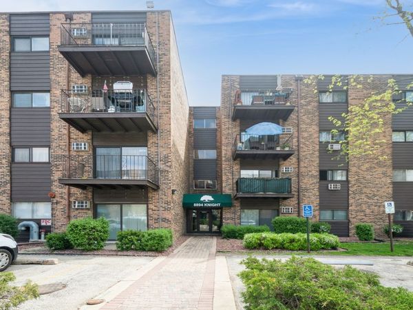 8901 N Western Avenue, Unit 206, Des Plaines, IL 60016