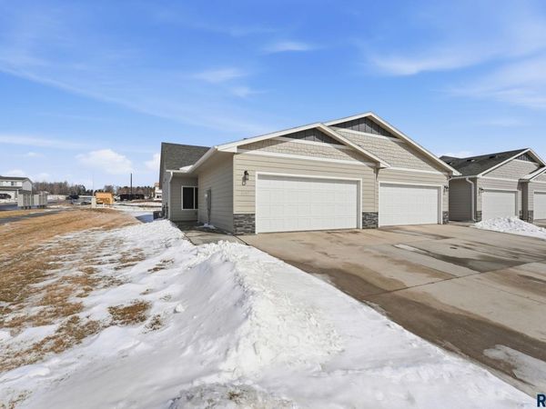 8167 E Tencate Pl, Sioux Falls, SD 57110