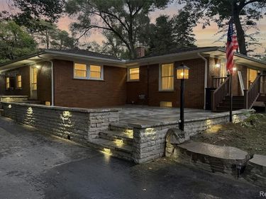 531 Oxbow Lake Road, White Lake Twp, MI 48386