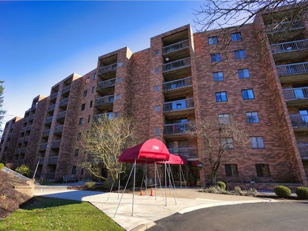 1500 Cochran Rd, Unit 812, Pittsburgh, PA 15243