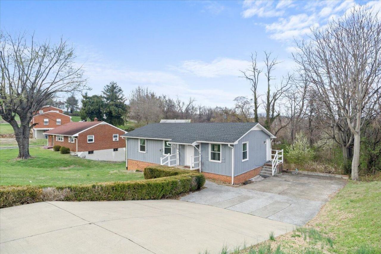 2633 Springhill Dr Nw, Roanoke, VA 24017 Main Photo