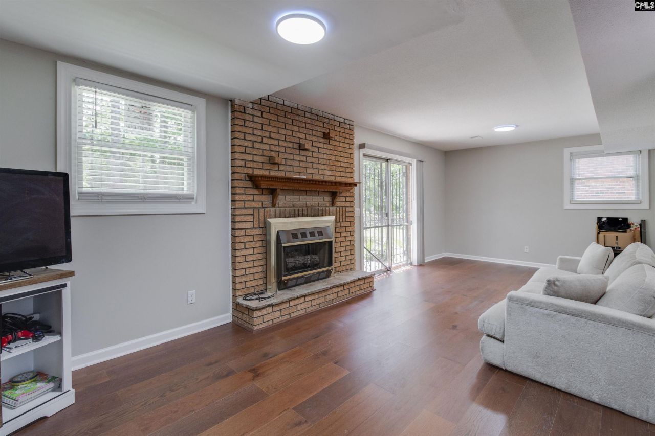 4214 Grand Street Photo 21