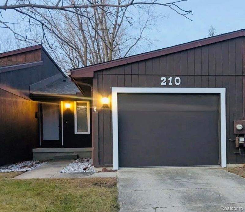 210 Mary Street, Flushing, MI 48433 Main Photo