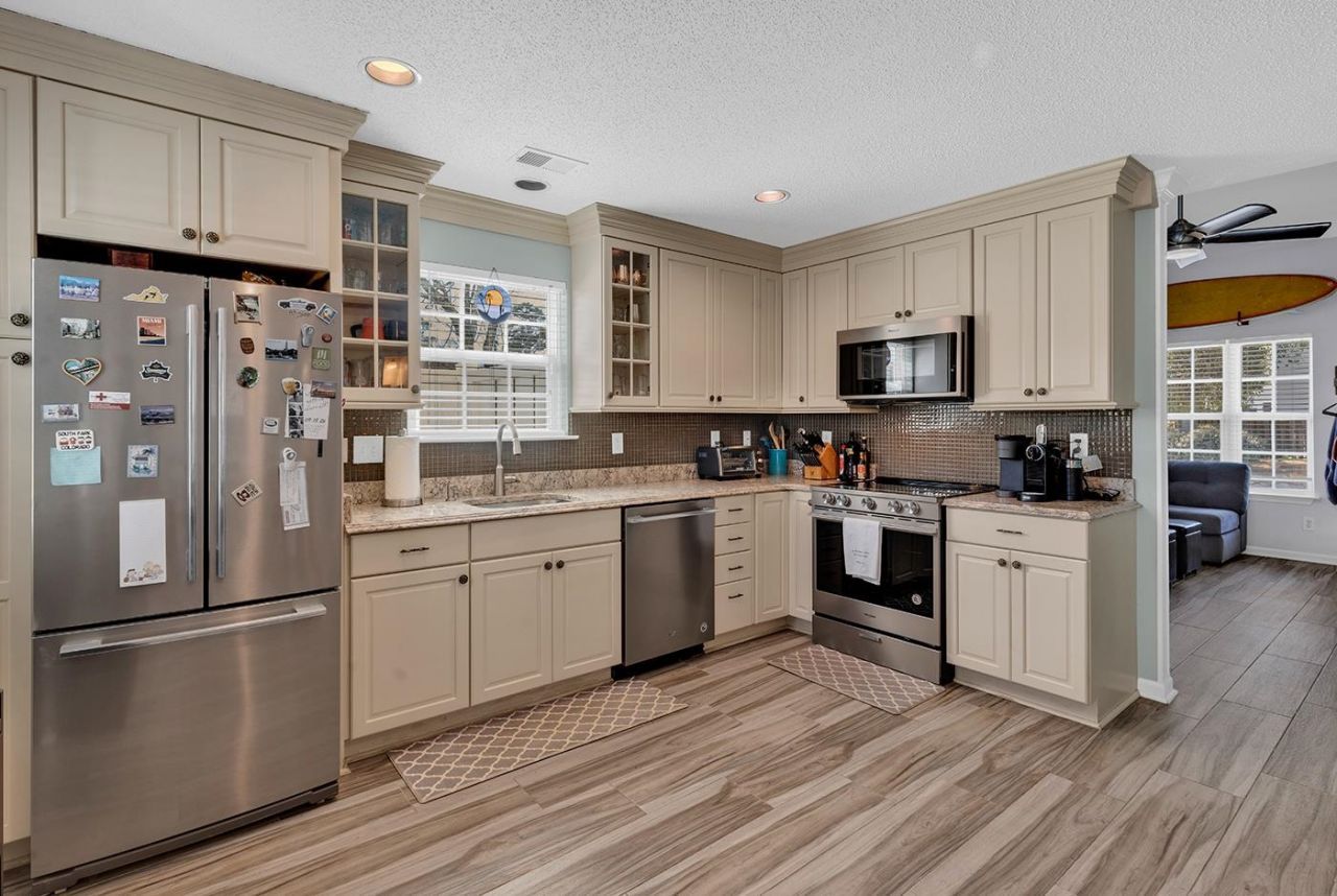 3550 Chestnut Dr. Photo 2