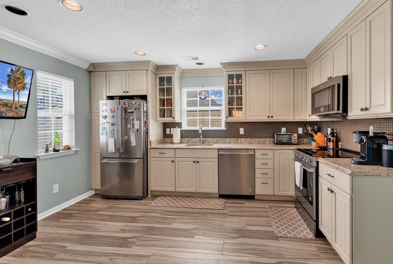 3550 Chestnut Dr. Photo 3