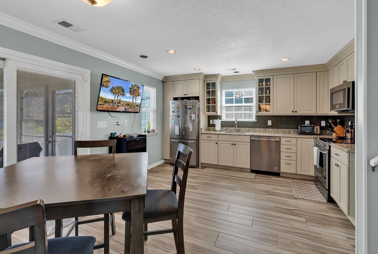 3550 Chestnut Dr. Photo 5