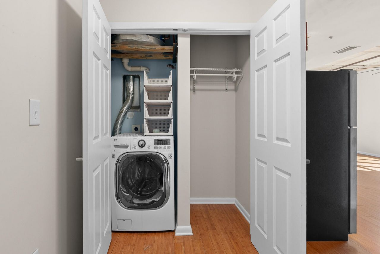 1 Cool Blow Street Photo 16