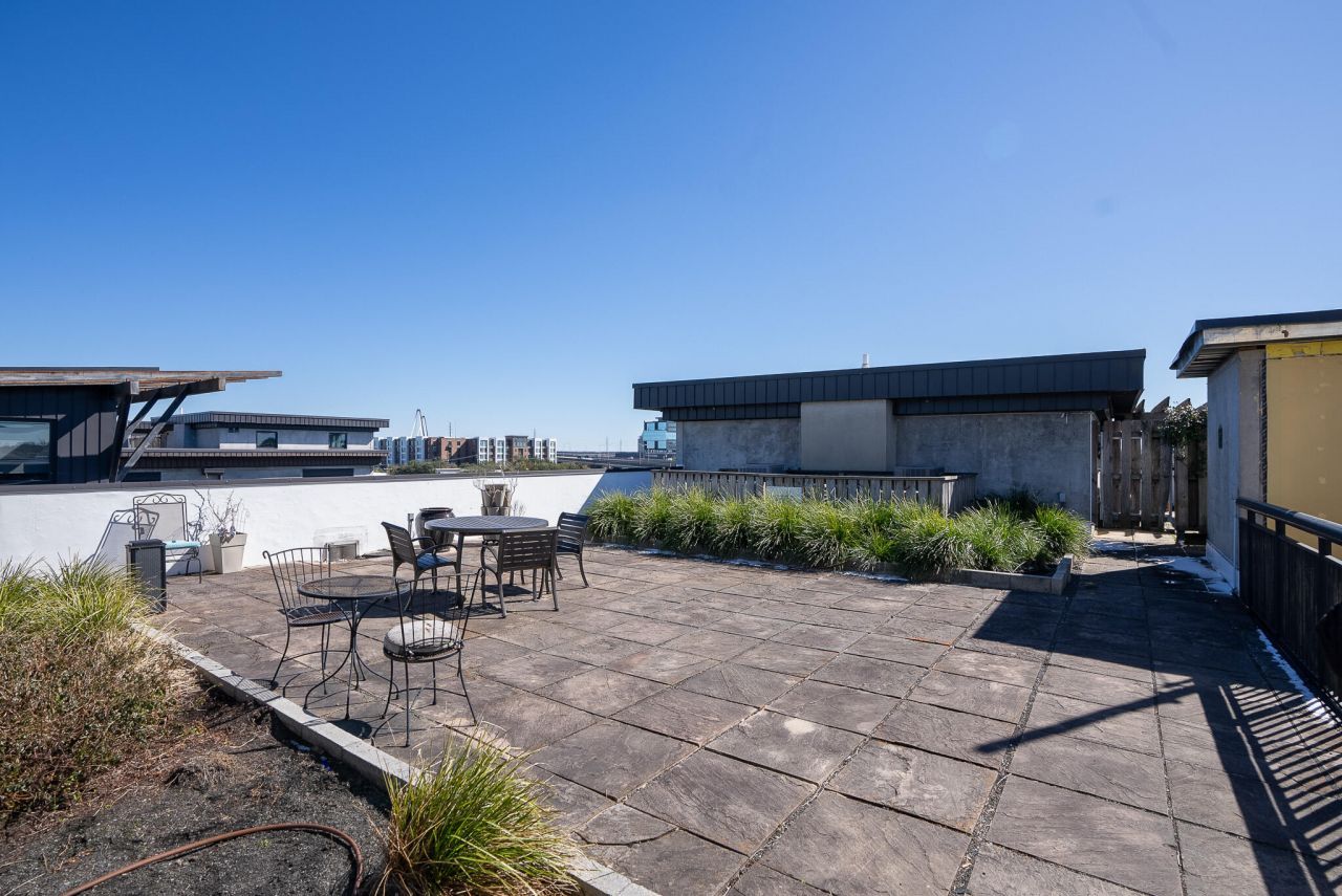 1 Cool Blow Street Photo 17