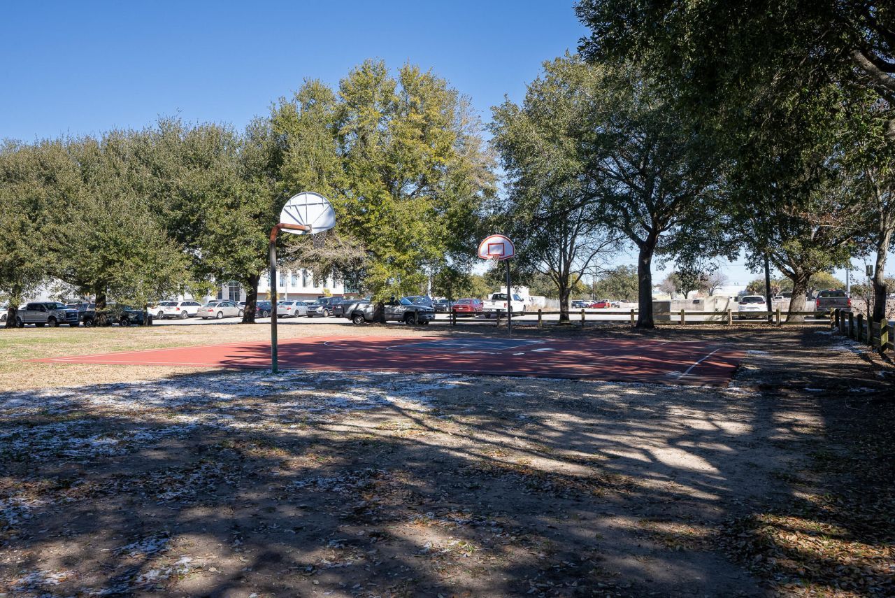 1 Cool Blow Street Photo 20