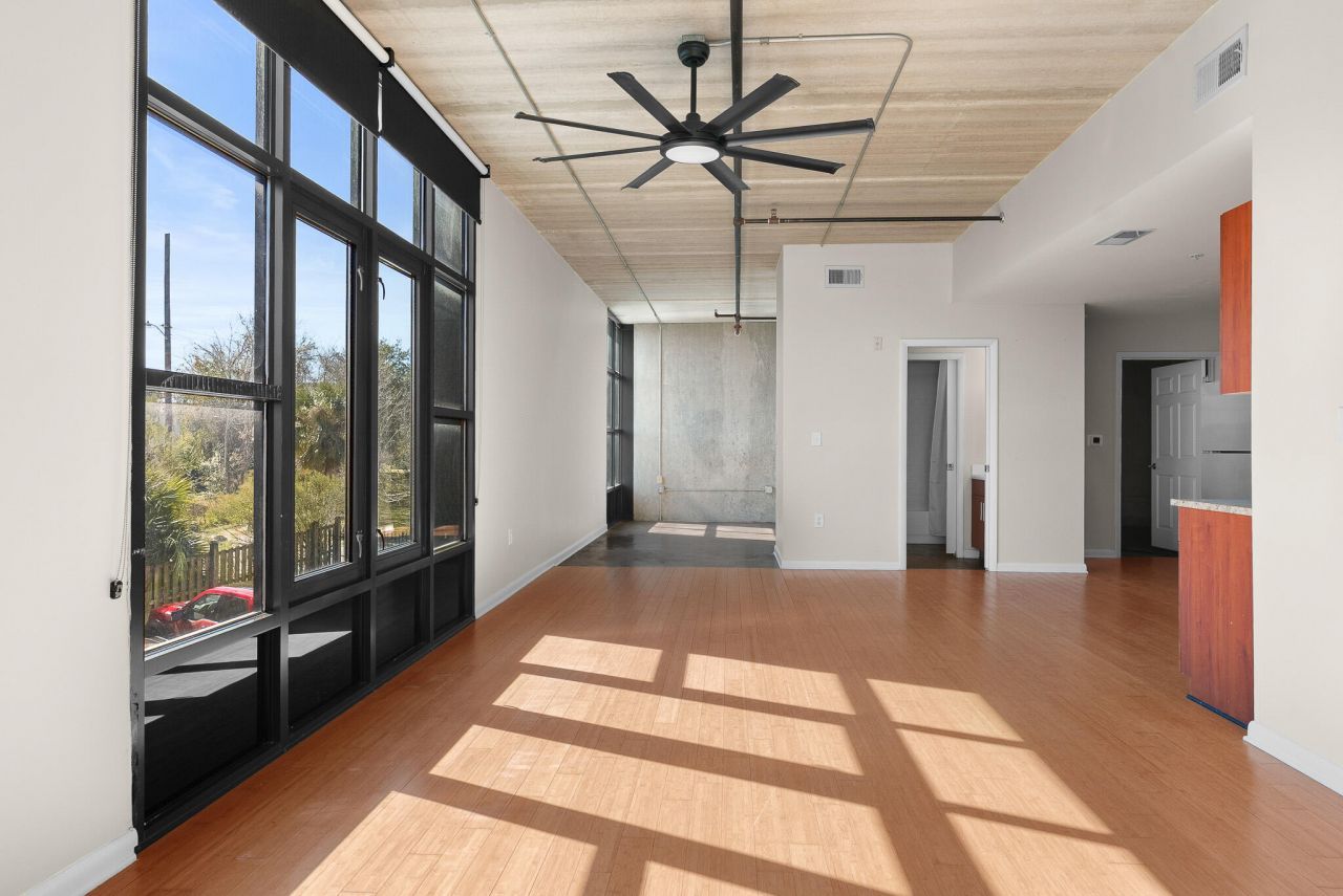 1 Cool Blow Street Photo 6