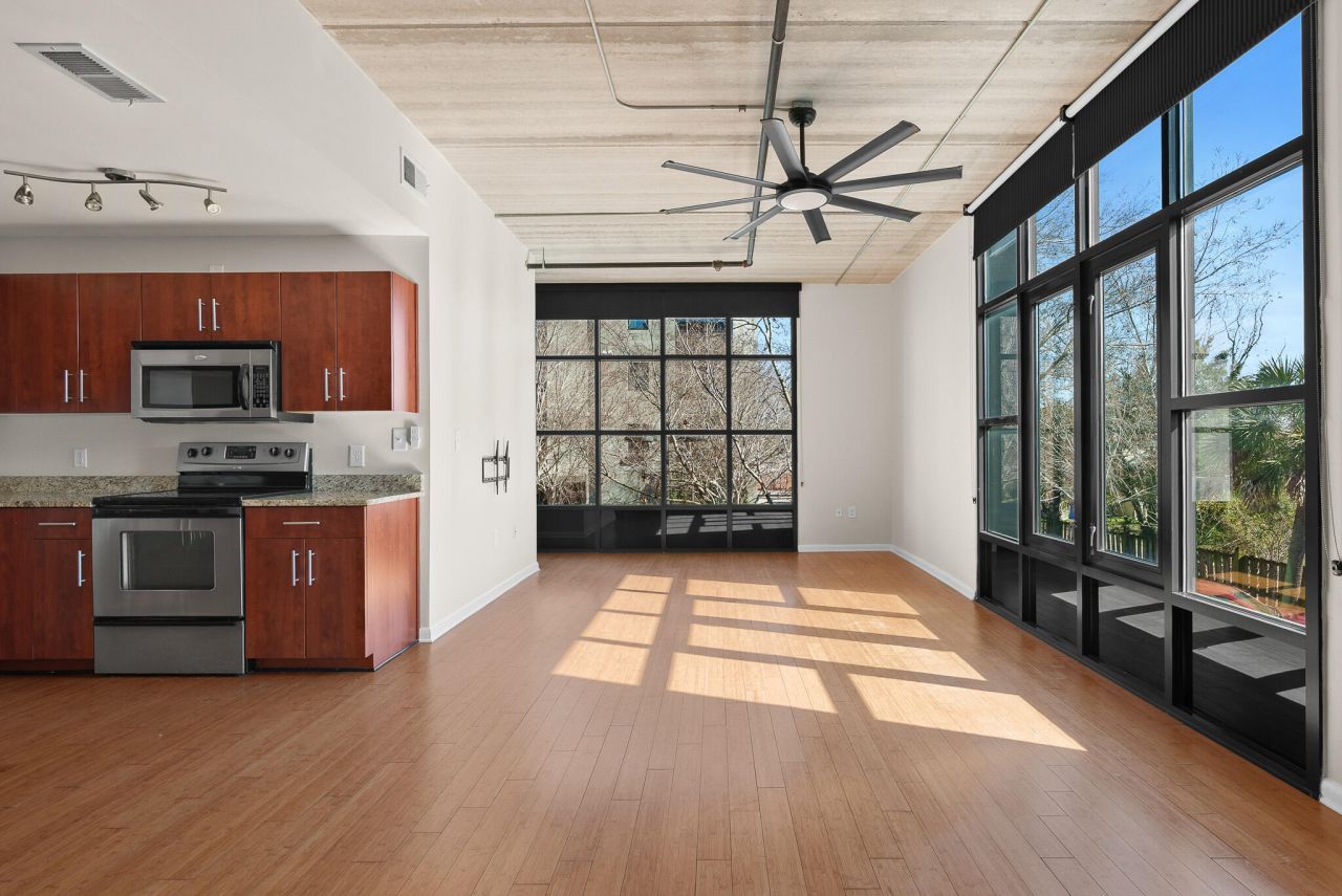 1 Cool Blow Street Photo 7