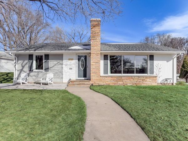 2700 France Avenue N, Robbinsdale, MN 55422