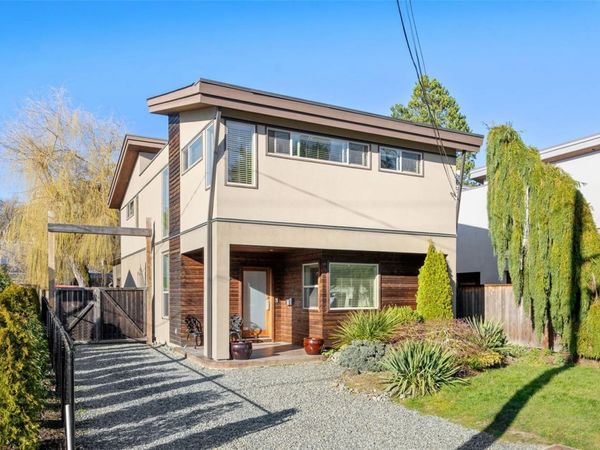 842 Canterbury Rd , Saanich, BC V8X 3E6