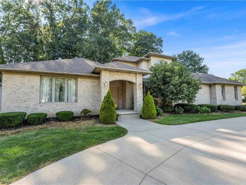 416 Castle Pines Drive, Akron, OH 44333 Photo 2