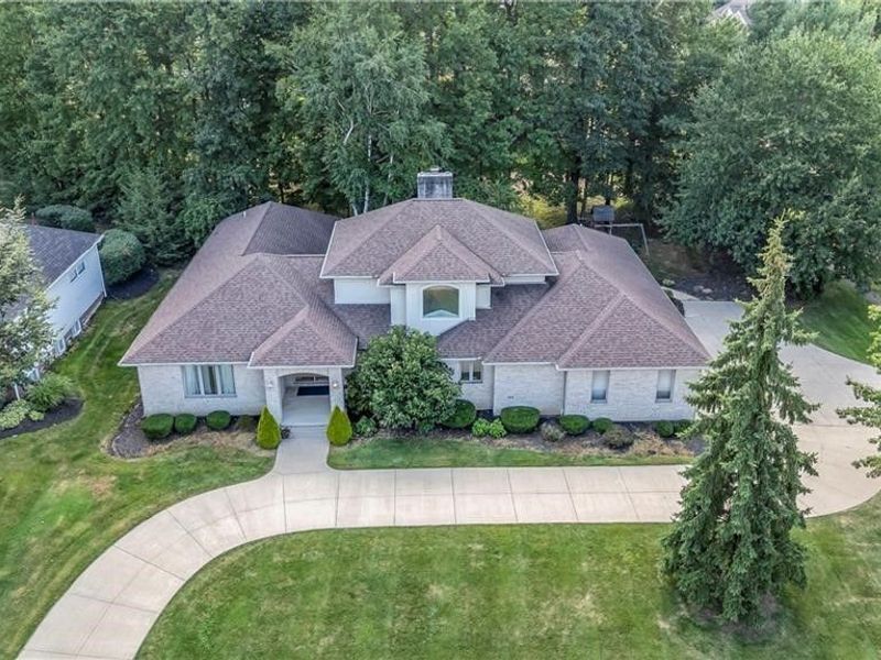 416 Castle Pines Drive, Akron, OH 44333 Photo 3