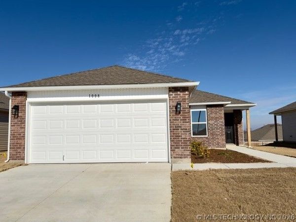 1008 W Lawton Road , Claremore, OK 74019