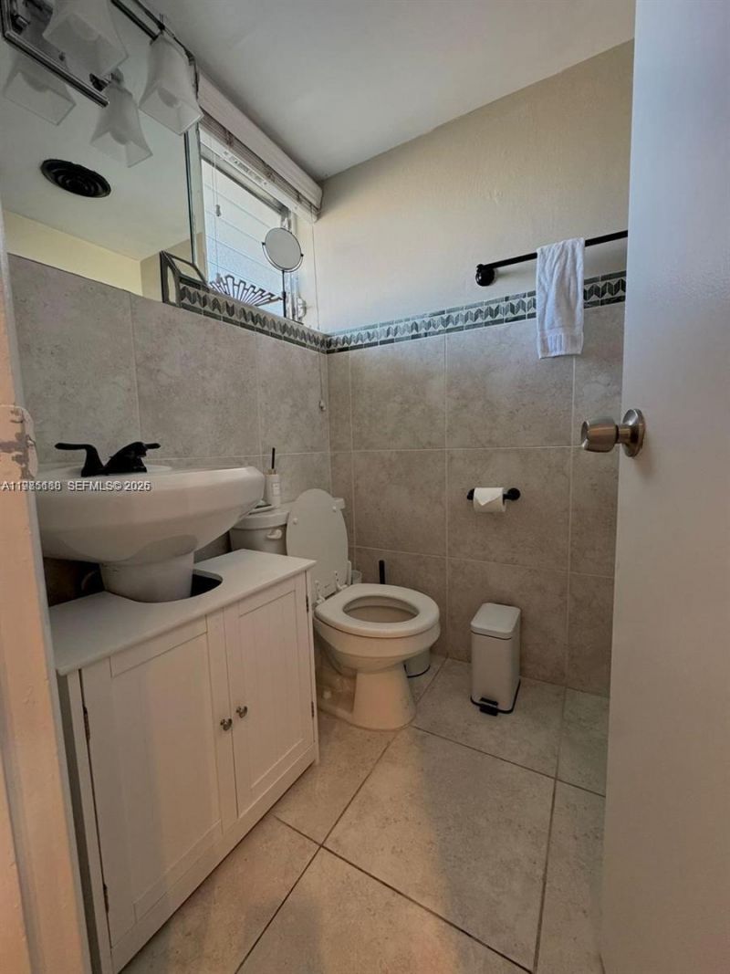 1530 NE 191st St , Unit 241, Miami, FL 33179 Photo