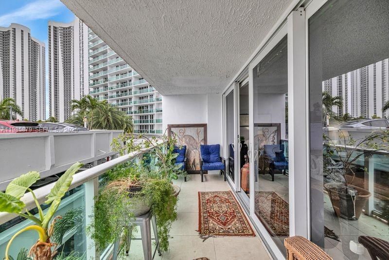 100 Bayview Dr , Unit 228, Sunny Isles Beach, FL 33160 Photo