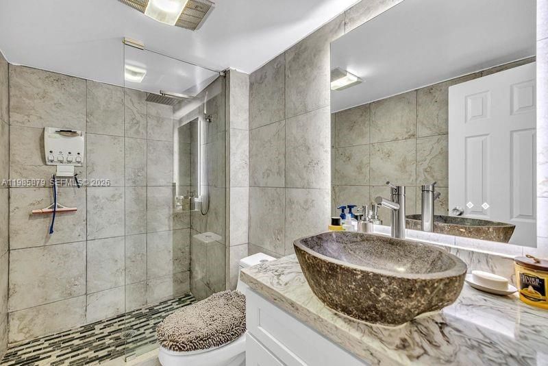 100 Bayview Dr , Unit 228, Sunny Isles Beach, FL 33160 Photo