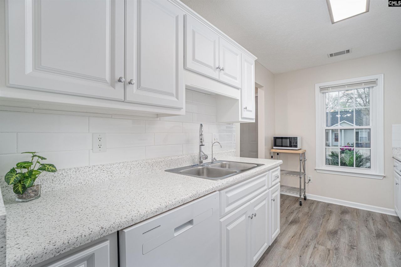 119 Barrington Drive Photo 9