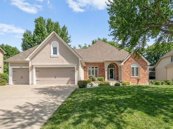 704 NE Ashmont Place, Lee's Summit, MO 64064
