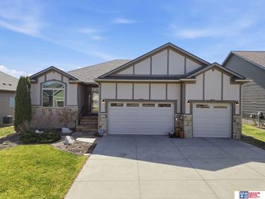 2737 Shadowbrook Drive, Lincoln, NE 68516