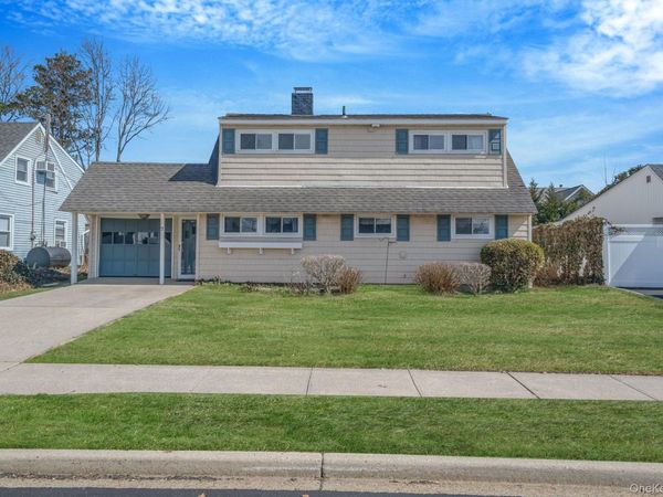 7 Woodpecker Lane, Levittown, NY 11756