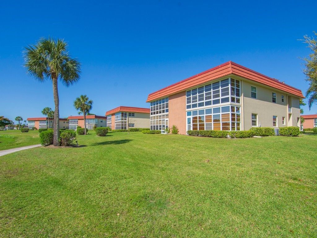 68 Royal Oak Court, Unit 201, Vero Beach, FL 32962 Photo