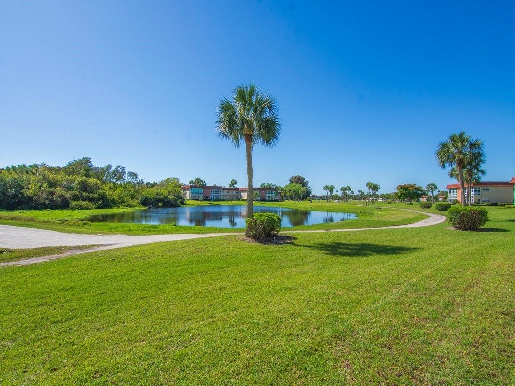 68 Royal Oak Court, Unit 201, Vero Beach, FL 32962 Photo