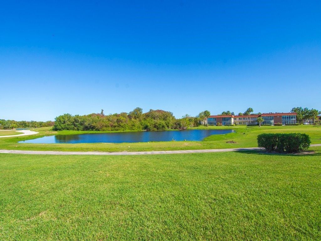 68 Royal Oak Court, Unit 201, Vero Beach, FL 32962 Photo