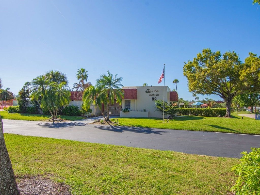 68 Royal Oak Court, Unit 201, Vero Beach, FL 32962 Photo