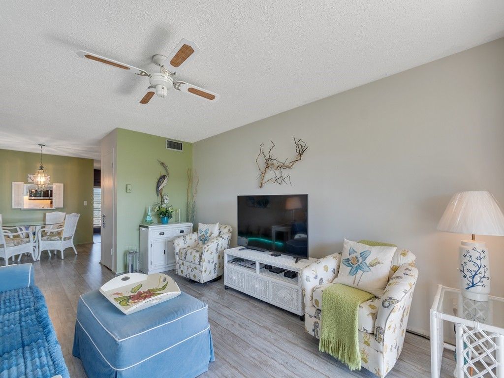 68 Royal Oak Court, Unit 201, Vero Beach, FL 32962 Photo