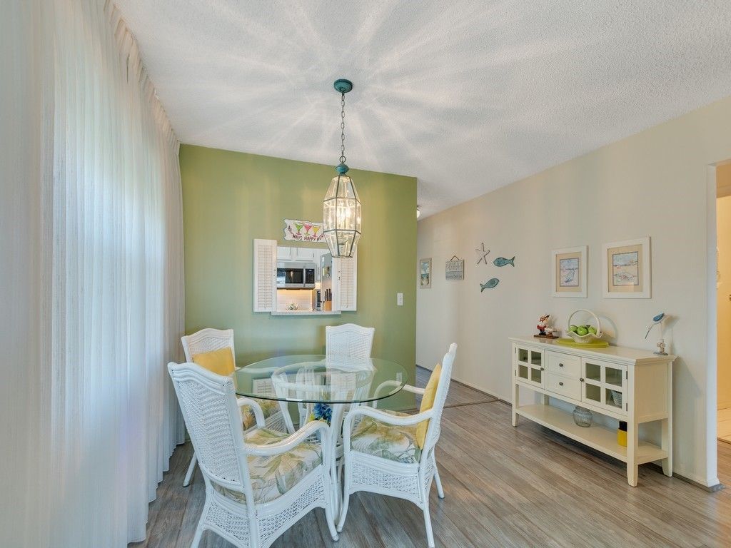 68 Royal Oak Court, Unit 201, Vero Beach, FL 32962 Photo