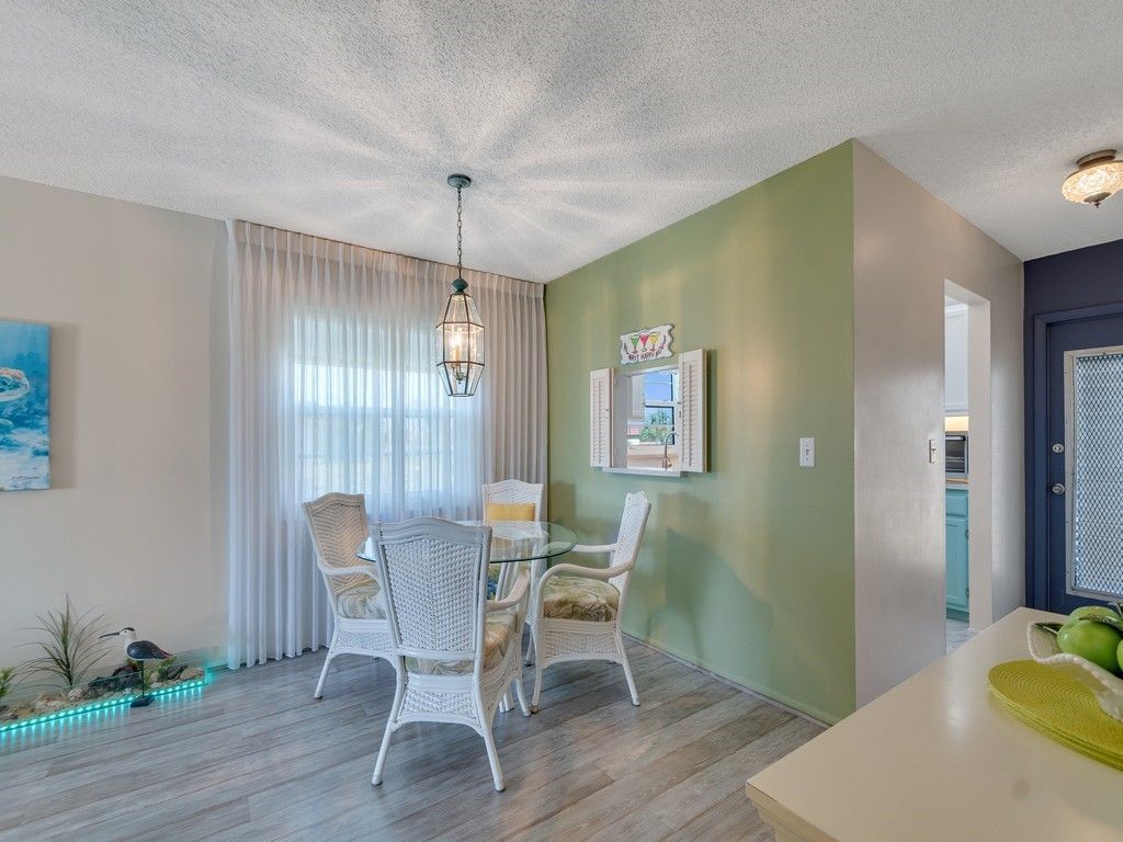 68 Royal Oak Court, Unit 201, Vero Beach, FL 32962 Photo