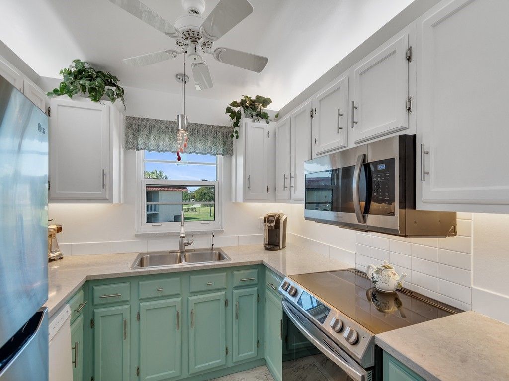 68 Royal Oak Court, Unit 201, Vero Beach, FL 32962 Photo