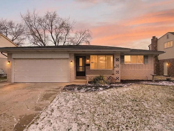 2995 Groves Drive, Sterling Heights, MI 48310