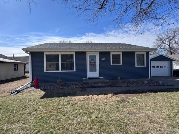 610 4th St SW, LeMars, IA 00000