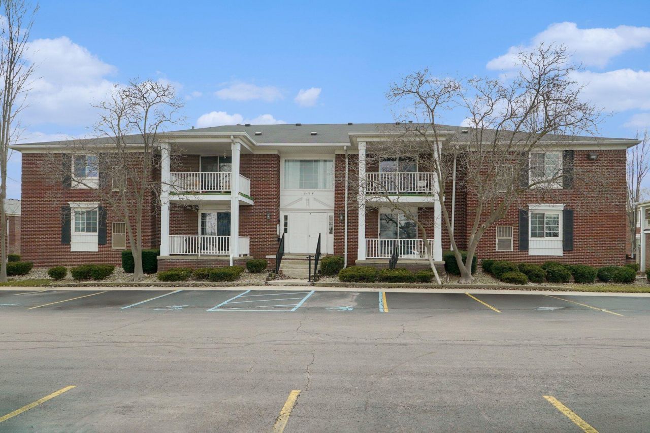 2070 Fort Street, Unit G-4, Trenton, MI 48183 Main Photo