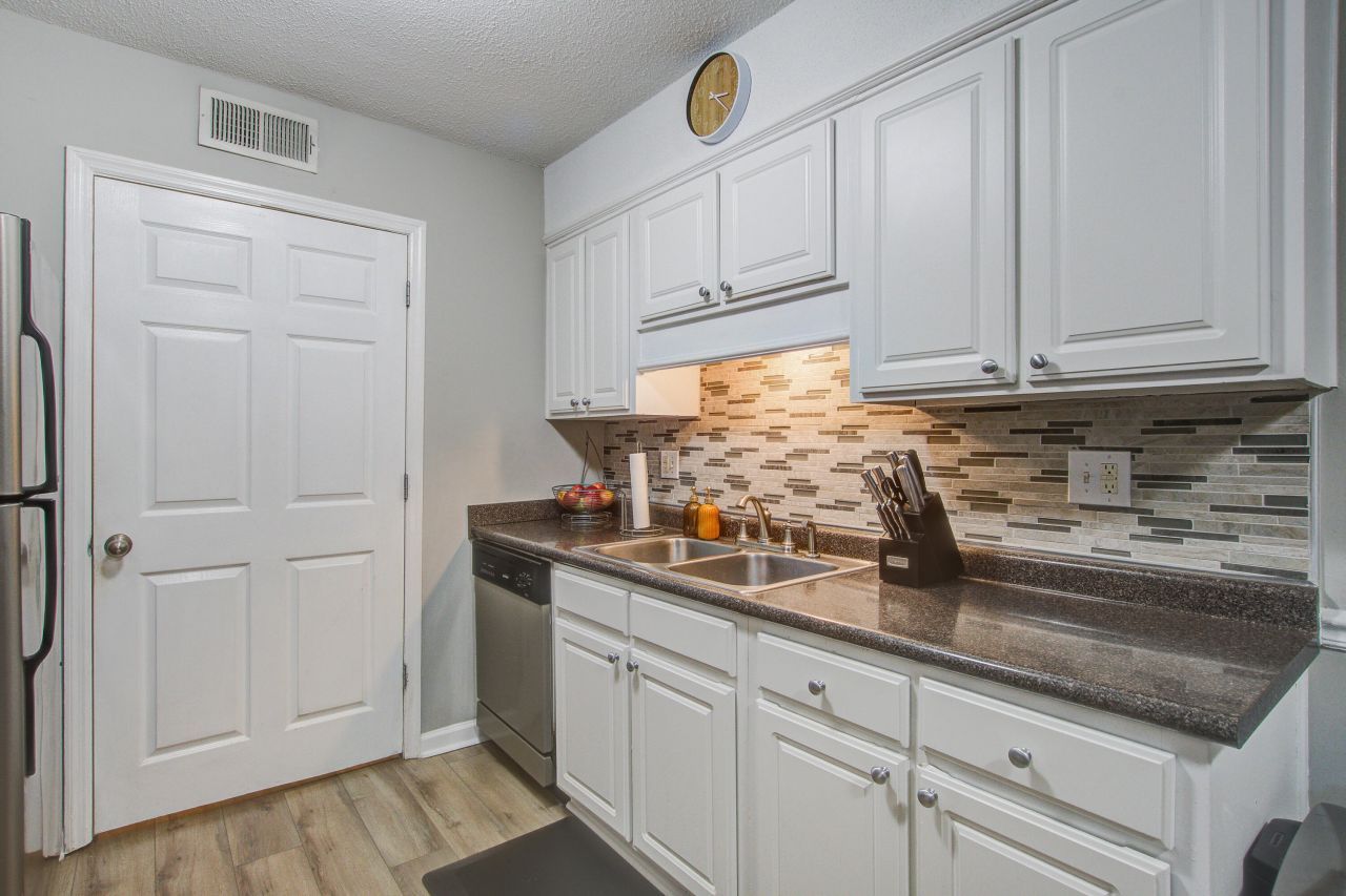 1402 Camp Road Photo 23