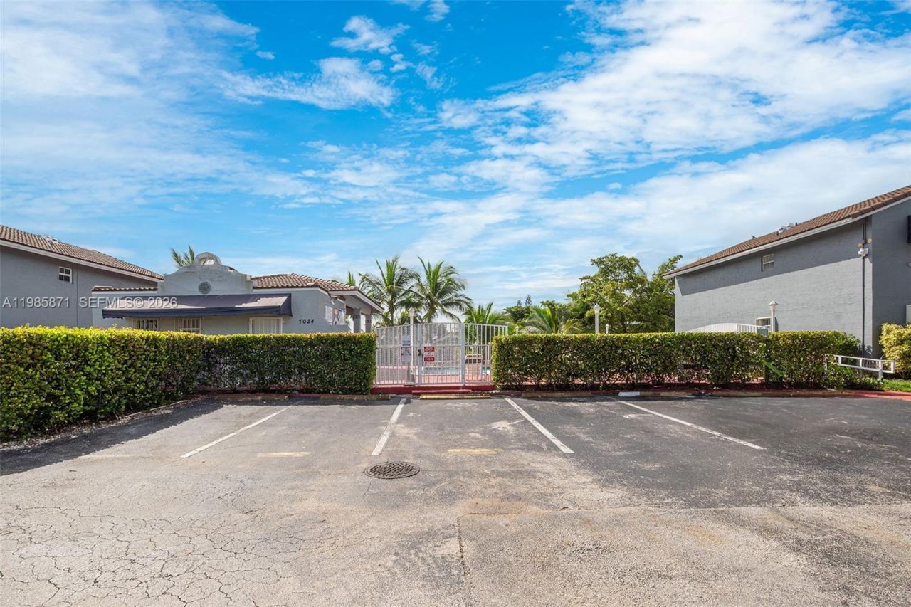 7110 NW 173rd Dr, Unit 108, Hialeah, FL 33015 Photo
