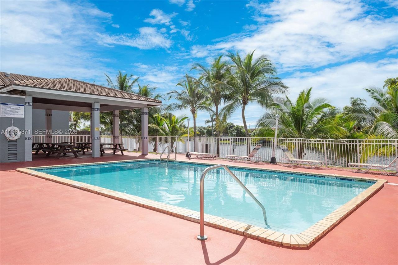 7110 NW 173rd Dr, Unit 108, Hialeah, FL 33015 Photo