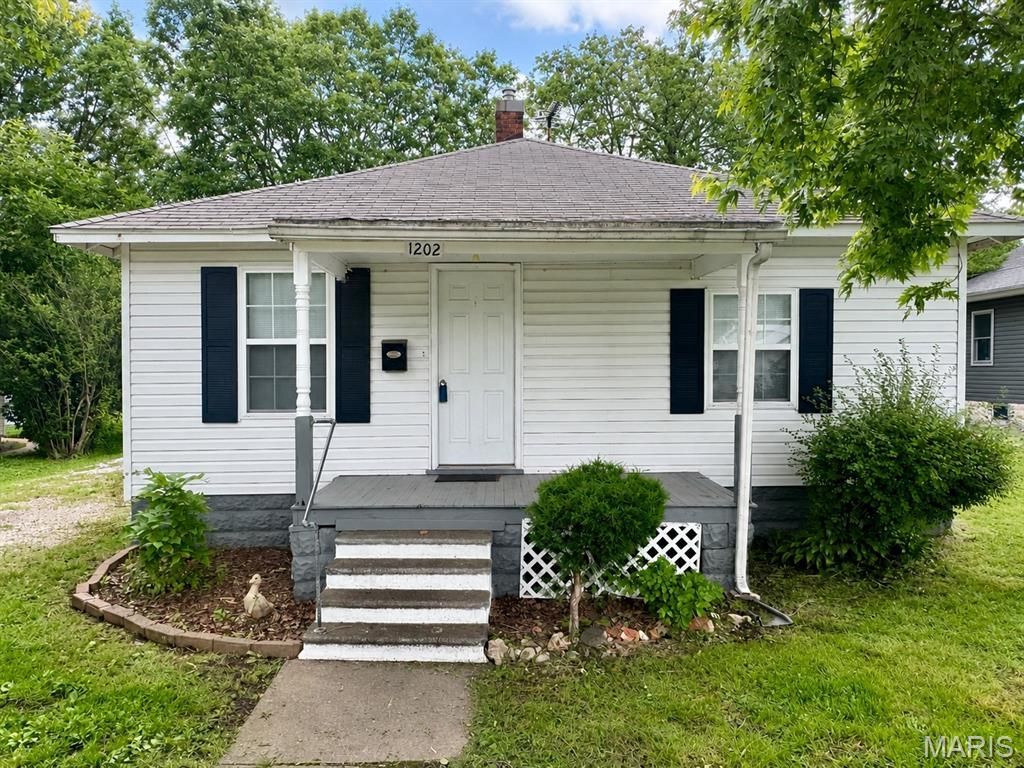 1202 N Madison Street, Litchfield, IL 62056 Main Photo