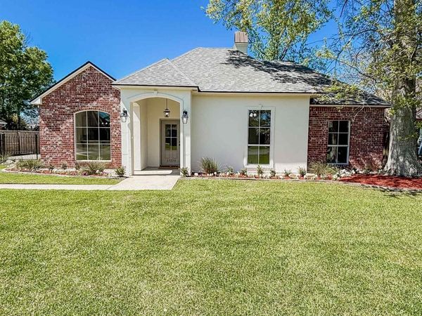 17375 Les Chenier St, Prairieville, LA 70769