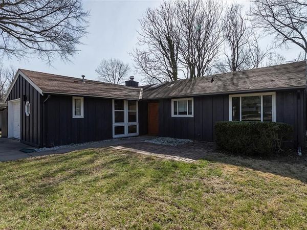7645 Colonial Drive, Prairie Village, KS 66208