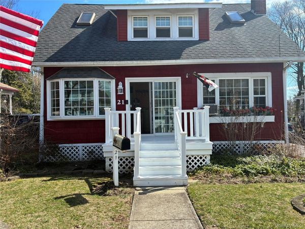21 Wellington Place, Amityville, NY 11701