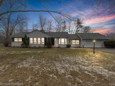 2381 Bratton Avenue, Bloomfield Hills, MI 48302